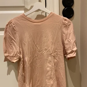 Rosa T-shirt - Rosa t-shirt med puffärmar. Kan skickas om köpare står för frakt