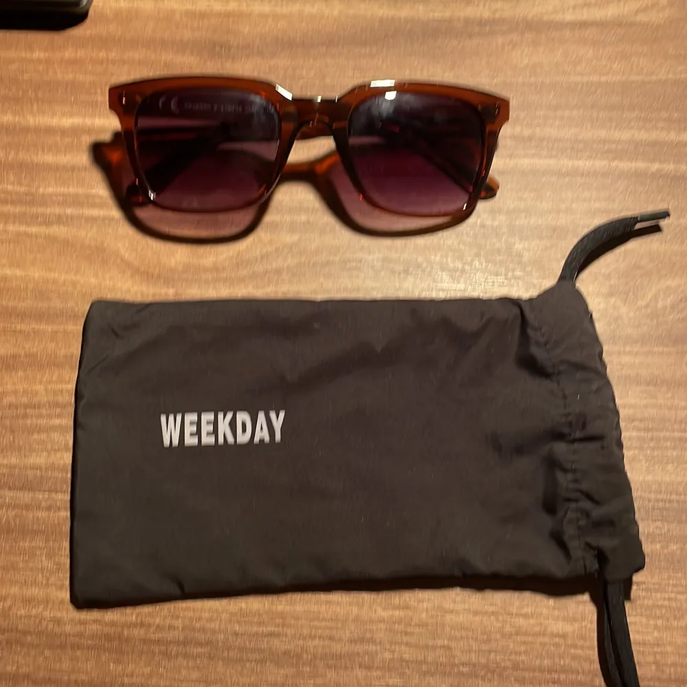 Väldigt fina solglasögon från weekday. Bruna och kvadratisk form. Blivit lite snea pga använda mycket, men inget som inte går att fixa! Dustbag medkommer. Köpt för 199kr Se bilder! (Frakt medkommer utifrån priset) . Asusteet.