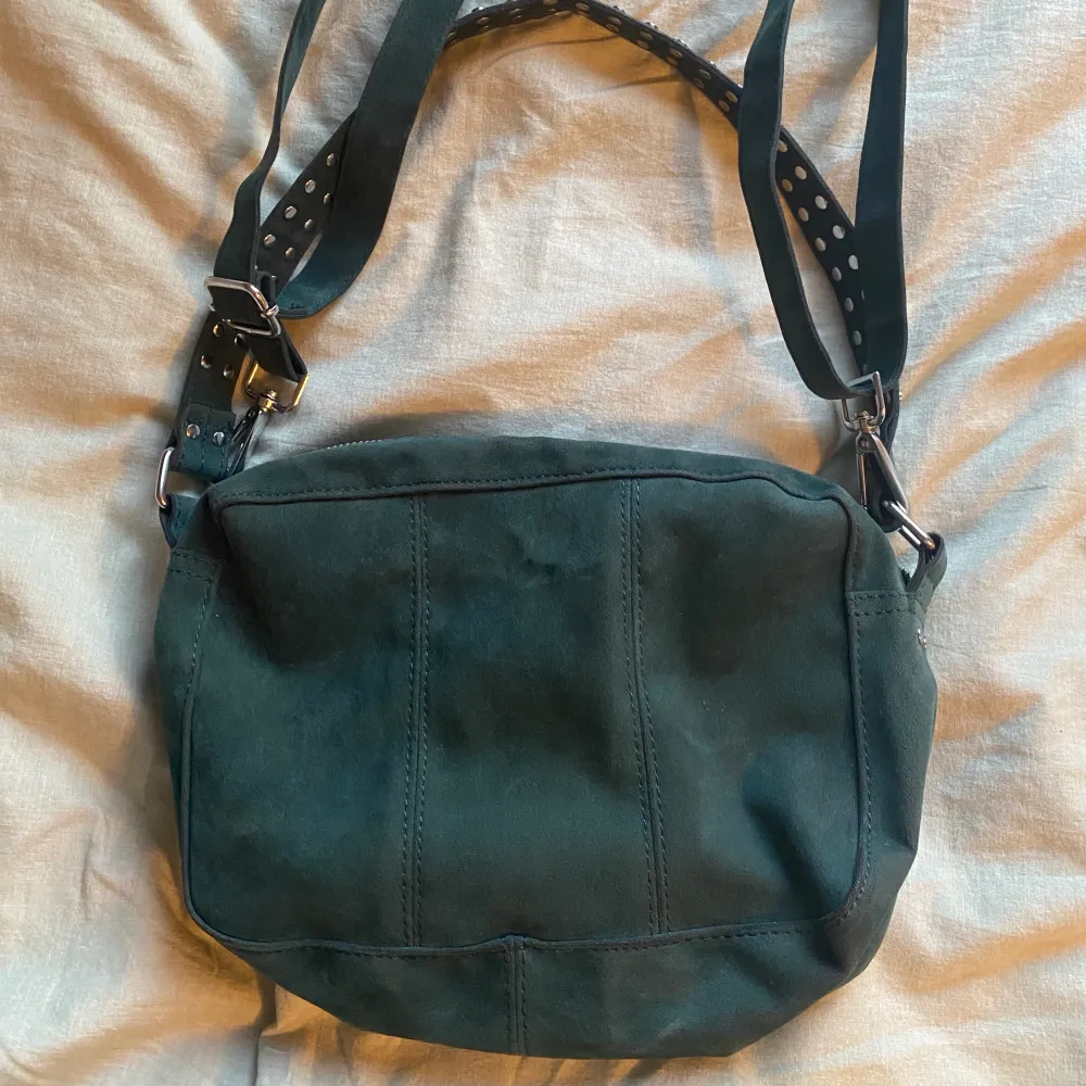 Säljer min Noella väska i denna snygga gröna färgen. Använd men i bra skick, inga slitningar eller så, däremot lite missfärgningar på vissa sömmar. Väskan är mycket rymlig me många fack. Säljs då den inte kommit till användning på senaste. Köpt för 700. . Väskor.