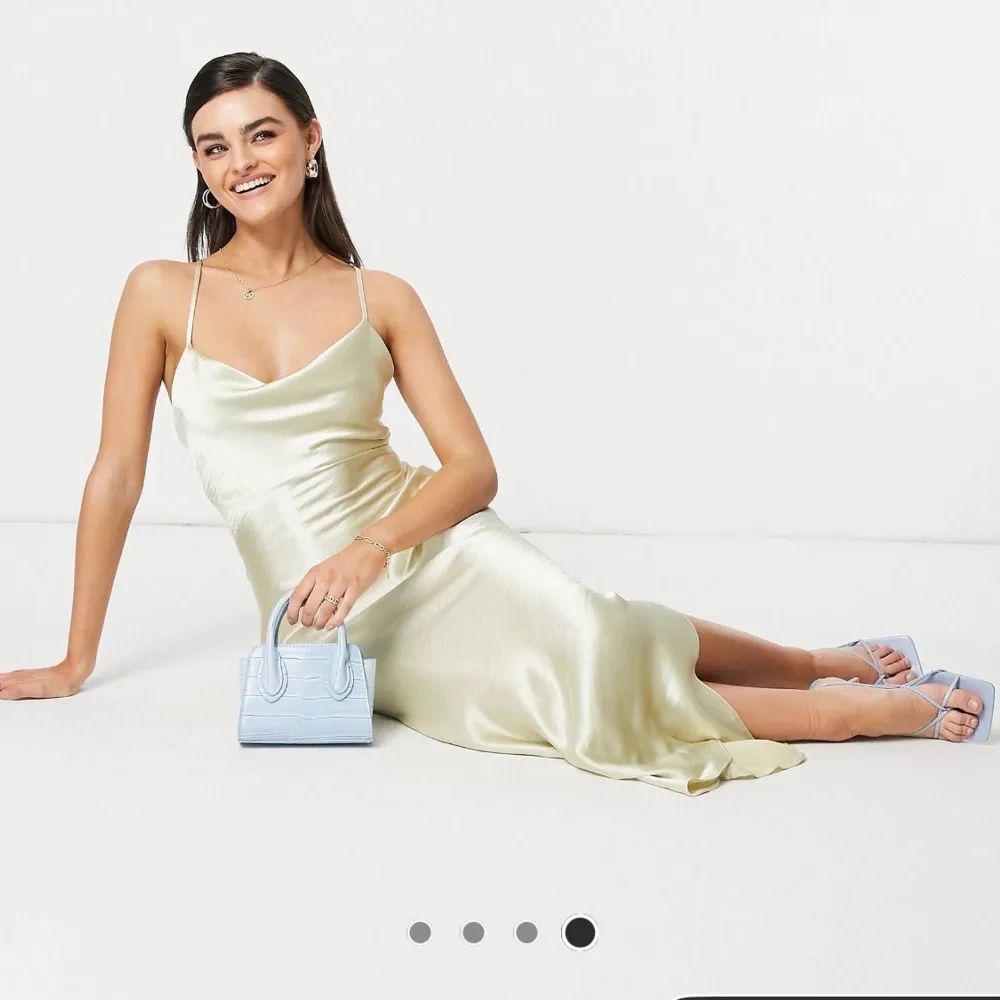 Säljer denna ostronfärgade balklänning! sitter fint och bra kvalite!!! Strl: 36  Använd 1 gång Köparen står för frakten. Klänningar.