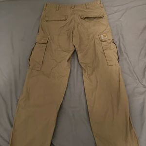 Carhartt byxor - Carhartt regular cargo pants i nyskick. 