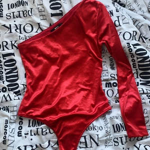 Tröja/ blus - Säljer min fina tröja/ topp pågrund av att jag köpte fel storlek, den är ny och har inga skador alls💕