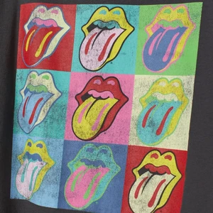 Rollingstones t-shirt - Säljer denna rollingstones t-shirt från H&M. Den är i storlek L men sitter mer som en M. Bara skriva om du vill ha fler bilder!❤️ köparen står för frakten❤️