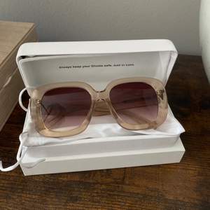 Säljer nu dessa snygga solglasögon från Chimi Eyewear i modellen Ecru #108 🤍 Använda ett fåtal gånger, så i mycket bra skick! Ord. pris 799 kr. OBS! Frakten ingår inte i priset💙