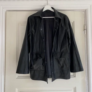 Skinnjacka - Perfekt skinnjacka från Carin Wester! Sitter snyggt oversize på mig som vanligtvis bär XS/S upptill❤️‍🔥