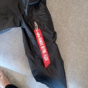 Alpha industriers bomberjacka - Säljer min jacka som endast använd några få tal gånger förra våren. 10/10 i skick och frakten ingår i priset. Storlek M men kan passa på S. Priset går diskutera också