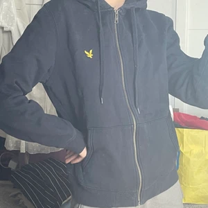 Lyle & Scott kofta - En kofta/hoddie ifrån lyle & scott i superskick, passar bra för båda kvinnor & män. (En herrtröja från början) den är i storlek S 💓