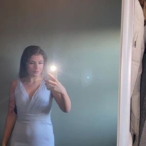 Långklänning  - Långklänning i en grå/blå färg, från Nelly, aldrig använd, (prislapp finns kvar) storlek 34