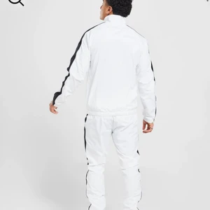 Ellesse tracksuit S - Storlek S. Helt oanvänd, kvar i sin förpackning. Säljer pga att jag inte hann skicka tillbaka och att det kostar 173kr att skicka tillbaka :)) Köparen står för frakten!