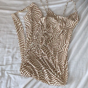 klänning - en prickig trendig lång klänning med slits från bershka i strlk small