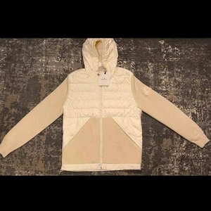 Monclear cardigan - Säljer min Krämvita monclear cardigan nu med tags. Jackan är använd 2ggr och är i princip nyskick!! Nypris 9000kr. hör av er vid frågor