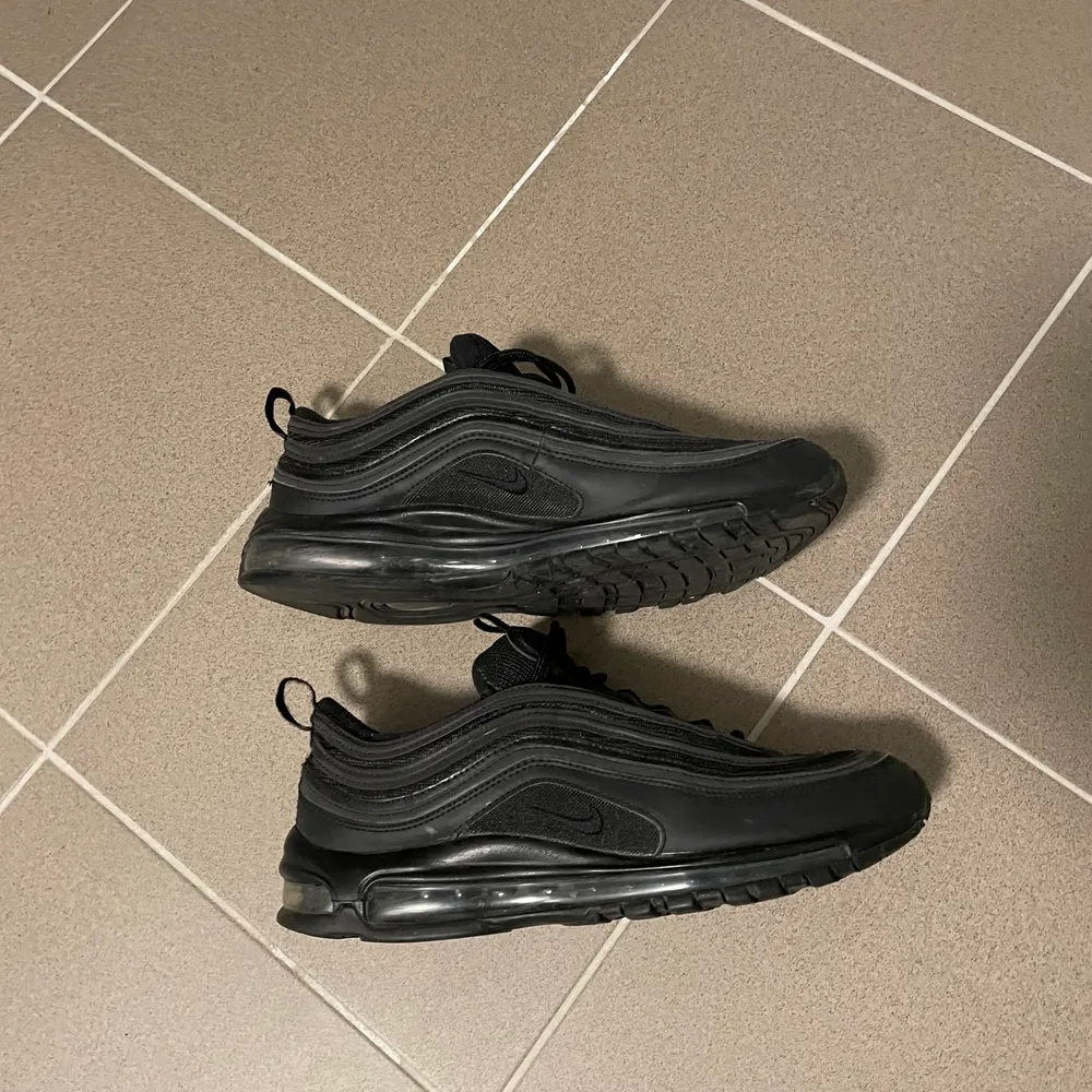 Air Max 97 svarta, använt under en sommar, bra skick. Nypris ligger just nu på runt 1899kr. Vid frågor och funderingar är det bara att höra av sig!. Skor.