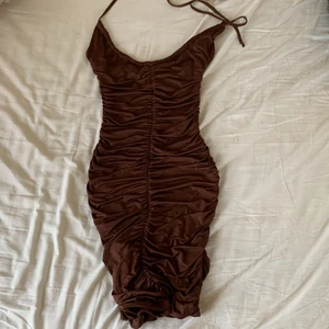 bodycon klänning - En mörkbrun jättefin tajt klänning från bikbok i strlk xs