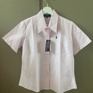 Ralph Lauren skjorta oanvänd  - Oanvänd Ralph Lauren skjorta perfekt till sommaren. Aldrig använd. Passar allt från S-XL beroende på hur man vill ha passformen.☀️☀️