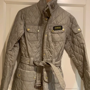 Barbour vårjacka - Näst intill helt oandvänd märkesjacka ifrån barbour💓Nypris 2000kr 