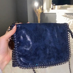 Stella mccartney liknande väska - Köptes inte så längesen och inte fått någon användning av den så jag säljer vidare❤️