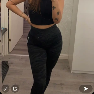 Gymshark leggings  - Säljer dessa fina gymshark tights som är i storlek M. Säljer ganska billigt pga att jag har sytt dom där bak eftersom de har suttit lite för stort runt midjan men det är något som knappt syns å de sitter mycket bättre nu om man vill att de ska sitta lite mer thigt. Nypris 750kr