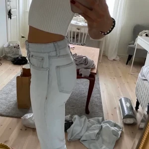 Zara mid waist jeans - Obs lånade bilder, för dem passar inte mig längre tyvärr🥲Jättefin färg som passar till typ allt. Mina e dock lite avklippta eftersom dem va full length från början❤️ tror dem passar till 160 lång🌸
