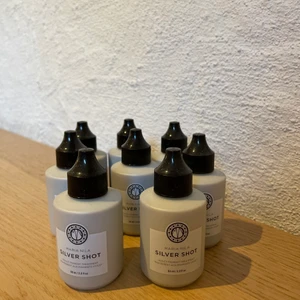 Silver shot  - Används på ljust hår för att få en mer kallare nyans i håret. Säljer för 100 kr för 8 st. 
