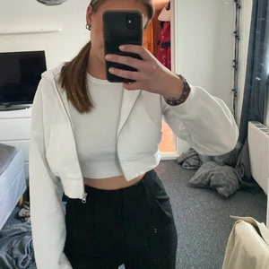 Vit croppad ziptröja  - En vit croppad ziptröja säljes. Den är i nyskick och i storlek S