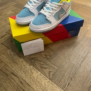 Nike dunk low sb FTC - Säljer mina asfeta nike dunk low sb då de inte kommer till användning. skorna är i 9/10 cond och kostar nya från stockx ca 330$. Kan mötas i Stockholm, eller frakta på köparen kostnad.