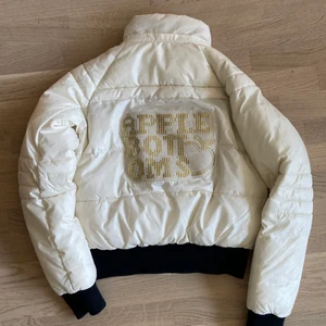 Y2K Pufferjacka Vit Strass - Pufferjacka från populärt 90s/00s märke! Text på ryggen! Möts upp i Stockholm eller så står köparen för frakt 🤍💯