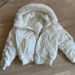 Vit Oversized Bomberjacka Weekday XS - Vit bomberjacka inköpt på Weekday under vintern. Strl XS men passar mer S. Har ej kommit till användning för mig så säljer nu! Möts upp i Stockholm eller så står köparen för frakt 🤍🤠