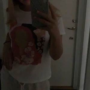 T-shirt med tryck - Säljer min fina tshirt som jag köpt på Gina tricot för ungefär 1 år sedan, väldigt fin men kommer inte till någon användning💗står inte för postens slarv!