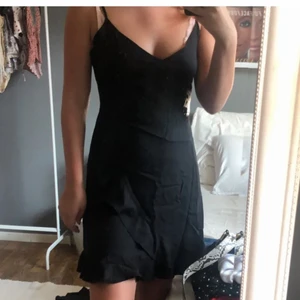 klänning från H&M - Svart omlottklänning från H&M i storlek 40 men sitter mer som en 38👗 finns en dragkedja där bak. Vill man inte ha den som hen klänning kan man även ha den som en kjol då får man bara vika in det där uppe💓nypris var 249kr mitt pris 100kr inklusive frakt 🌸💓👙