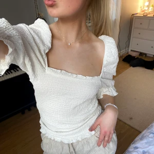 vit Blus/topp - Helt Oanvänd vit blus/topp!! 70kr+frakt💓