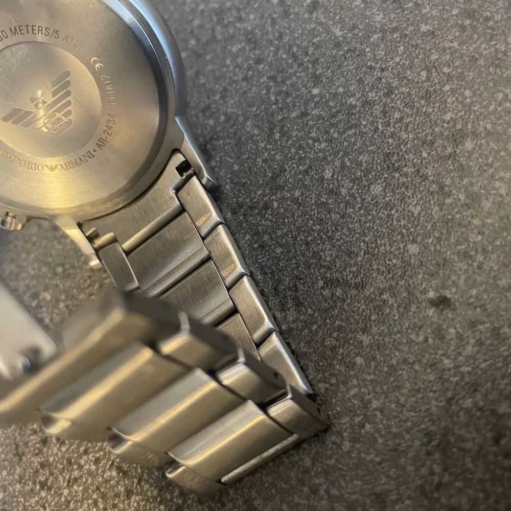 Säljer min Armani klocka som jag har bara haft i några månader. Klockan är i väldigt bra skick och den har inga skador. (Nypris i butik är 1249kr) Mitt pris är 600. Övrigt.
