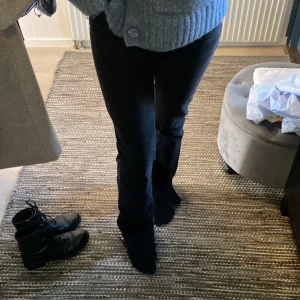 Svarta jeans  - 🖤 svarta jeans med slits 🖤 Säljer dessa snygga svarta jeans med slits. Säljer då dem inte kommer till användning. Använda få tal gånger och ser som nya ut. Långa jeans, även på mig som är ca 1,74 cm. ❗️Köparen står för frakten❗️