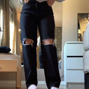 Raka jeans  - Väldigt fina jeans som är gråa/svarta med hål även högmidjade. Dessa är från nakd och är i 38. (Gratis frakt)