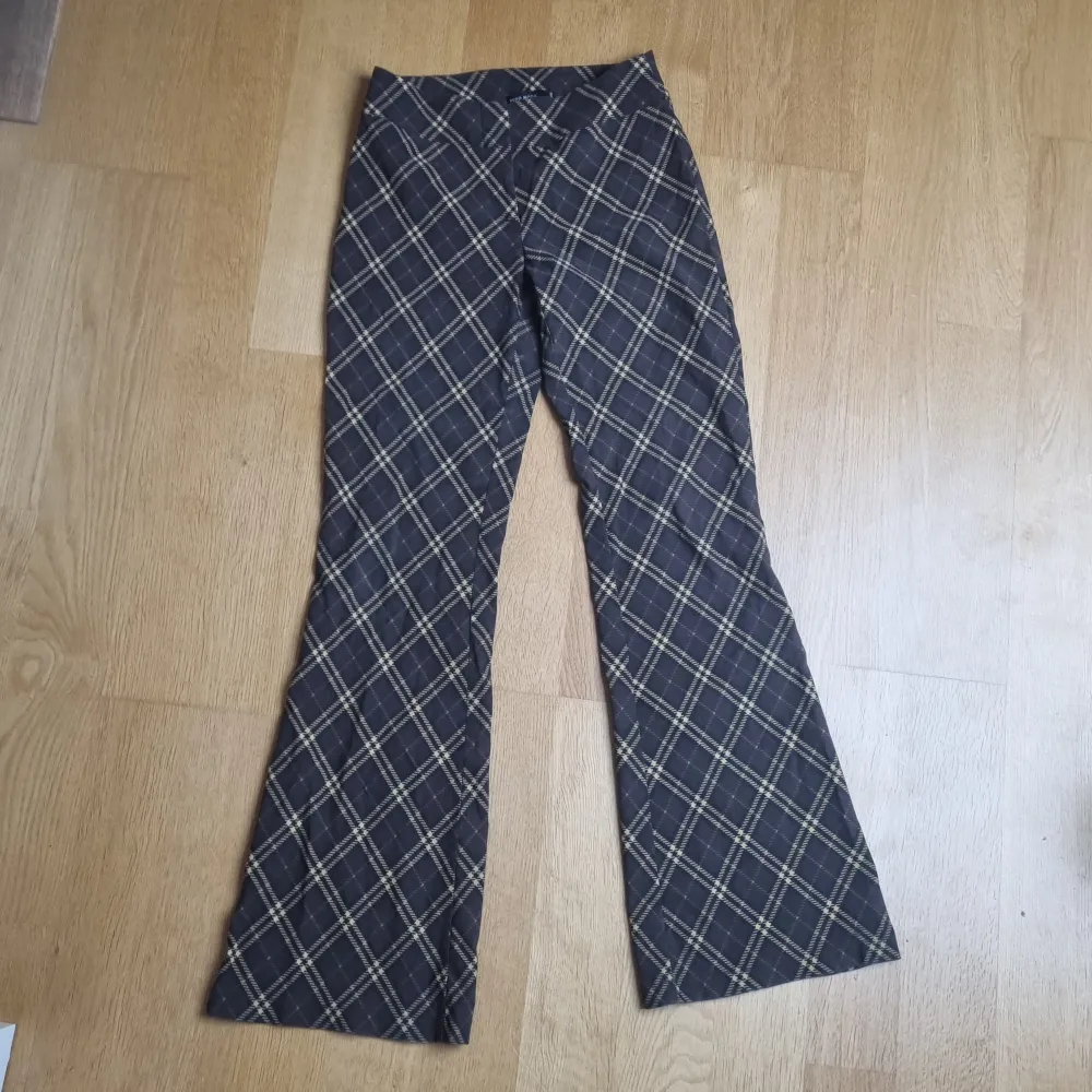 Cond 7/10 använda. Feta flares i gött mönster, storleken är nog dam 38, men de sitter fint på mig (180cm/70kg) då materialet är mycket stretchigt. Bara att skriva för mer info/bilder . Jeans & Byxor.