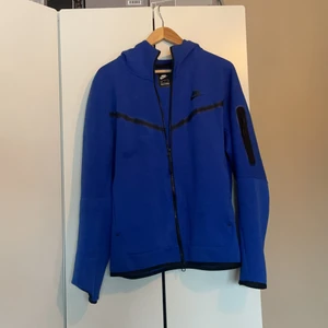 Nike tech fleece - Sjukt snygg Nike tech, använt den cirka 3-5 ggr, bra skick.