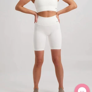 Aimn shorts  - Vita bikersshorts från aimn i färgen offwhite. Toppskick! 