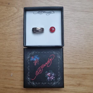 Ed Hardy örhängen - Ett par ed hardy örhängen som inte använts på länge. Fria från nickel och bly. 