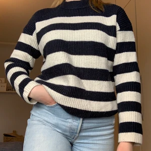 Stickad tröja från Monki  - Mysig och skön randig stickad tröja. Använd fåtal gånger, mycket bra skick! St S, köparen står för frakten.