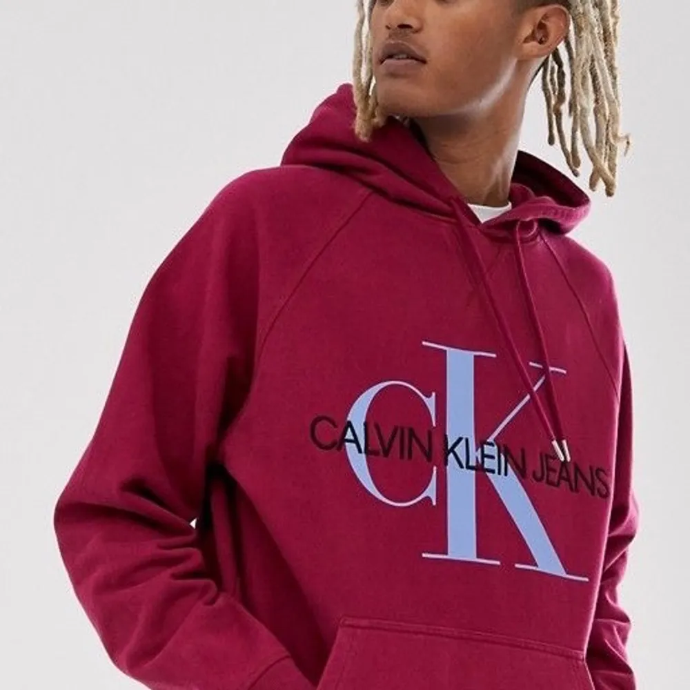 Vinröd Calvin Klein hoodie från jonhells. Bra skick då jag använt den ett fåtal gånger. . Hoodies.