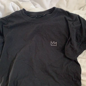 Hovet tröja  - Cool hovet t-shirt, använd fåtal gånger, frakt ingår ej😜