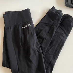 Svarta träningstights  - Svarta träningstights från Divina sport Sweden, aldrig använda men superfina! Andas bra och är squatproof!! Står L i tightsen men skulle säga att de passar M också