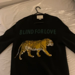 Ovanlig Gucci tröja säljes!  - Hej! Säljer nu min i princip oandvända Gucci tröja som är köpt från USA. Tröjan är äkta och har kvitto men även certifikat på att tröjan är äkta (ni ser det även på bilderna) köpte tröjan 2021-11-11 och har ej blivit använd då den endast suttit och hängt på en galje i min kollektion…. Jag köpte tröjan för 9000.  Kontakta gärna mig om du är intresserad! (Priset kan gå ned vid snabb affär)