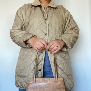 Oversized quiltad jacka - Beige vårjacka i trendig quilted style med krage i manchestertyg.