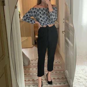 Shoulderless top - Säljer en blommig shoulderless top i blåa nyanser. Inget att anmärka på. I fint skick. Stl S. Samfraktar självklart för billigare frakt vid köp av flera plagg. Skickar spårbart postnord.