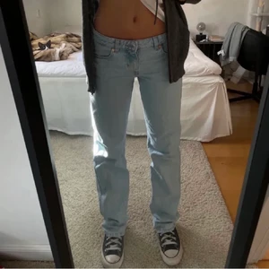 Lågmidjade jeans - Säljer dessa sjukt fina Weekday Jeans i modellen Arrow, de är lågmidjade. Älskar dessa men säljer på grund av att jag behöver pengar. Köparen står för frakt💕 Köpta för 500kr å sparsamt använda💕 Först till kvarn!