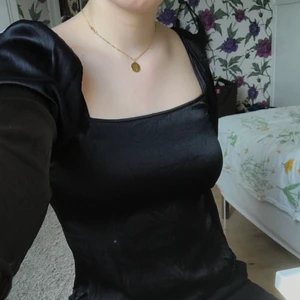 WEEKDAY BLUS - Snygg svart glansig blus från Weekday😍 köptes hösten 2020 men har bara använts 2 gånger 💫 storlek 38 men är alldeles för liten för mig som brukar ha 38/40, så skulle säga att den snarare är 34/36🌾 frakt ingår inte i priset :)