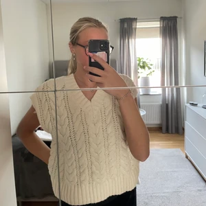 Stickad bäst från H&M - Fin stickad bäst från H&M, i fint skick och inte mycket använt. 