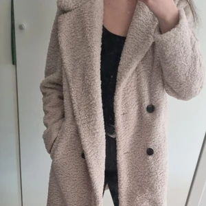 Oanvänd benvit teddykappa från Pull&Bear - Jättefin oversized benvit kappa från pull&bear som tyvärr aldrig fått kommit till användning då den är lite för stor för mig.