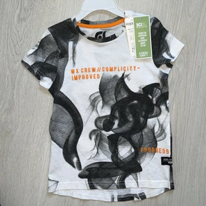 Barn tshirt 98/104 - Ny med lapp Cool tshirt för barn storlek 98/104. Gjord av 100% bombull, skön och bra kvalite. Köper man mer än 2 barn plagg blir frakten gratis.