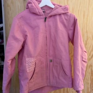 Fodrad carhartt workwear jacka rosa - Teddyfodrar jacka från carhartt i strlk L (14), sitter bra på mig som är en small i vanliga fall.   Lagning vid fickan och en liten prick framtill (se bilder för egen bedömning)